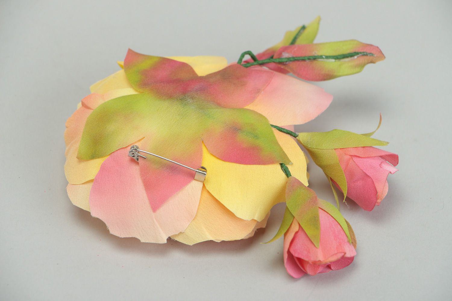 Handgemachte Brosche aus Seide Rose mit Rosenknospen für Frauenbluse foto 3