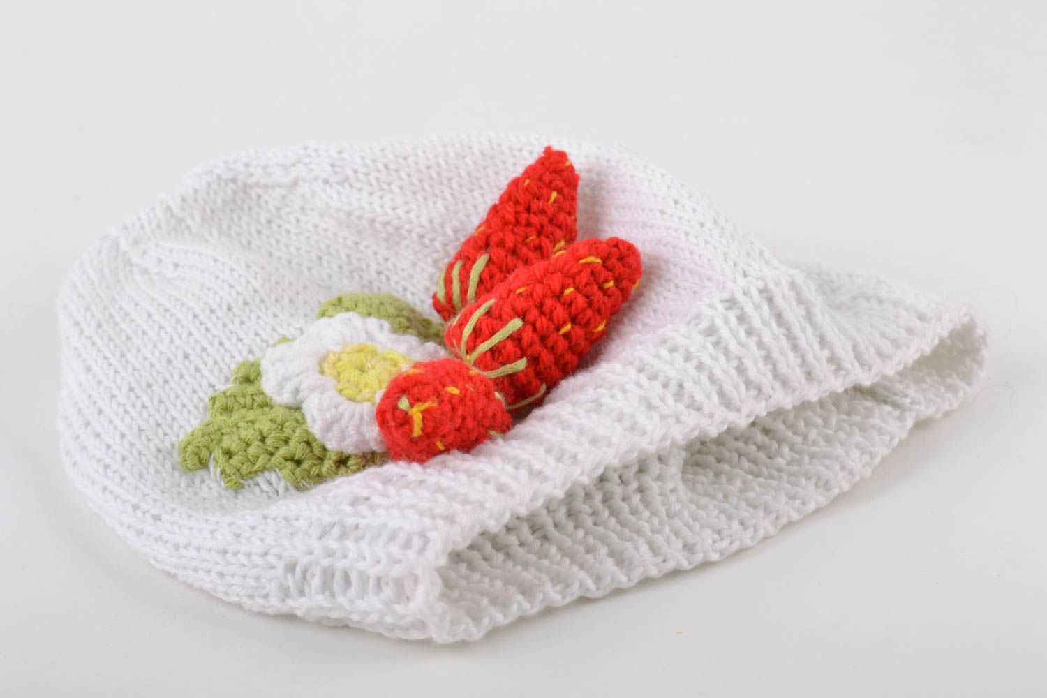 Gorro tejido infantil artesanal blanco con fresa y flor de algodón foto 5
