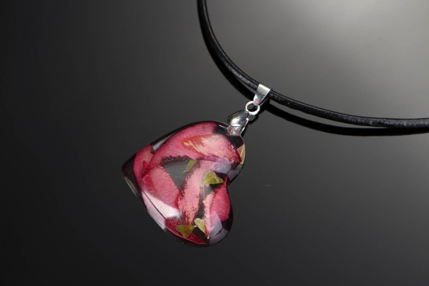 Pendant made from epoxy and rose petals photo 3
