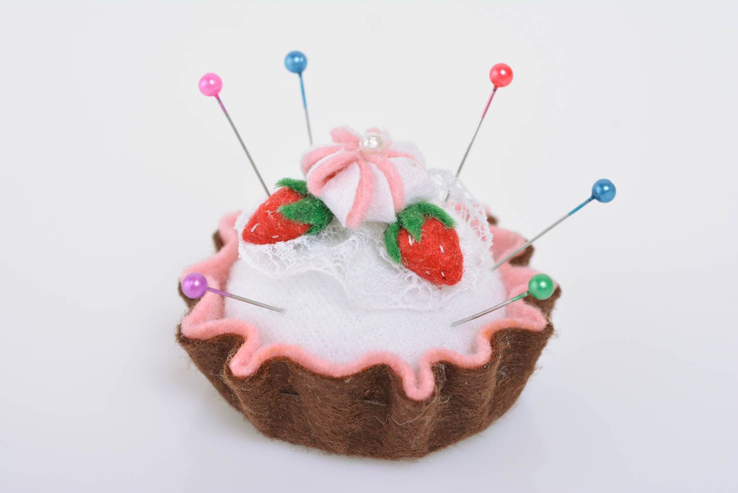 Pique-aiguilles gâteau à la fraise rond fait main en feutre cadeau original photo 1
