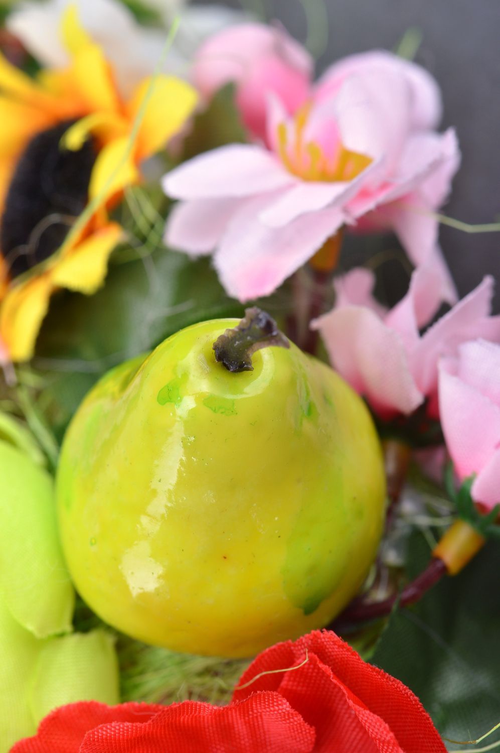 Handmade Osterdeko Korb und Kranz mit Kunstblumen und Früchten für Dekoration zu Ostern foto 4