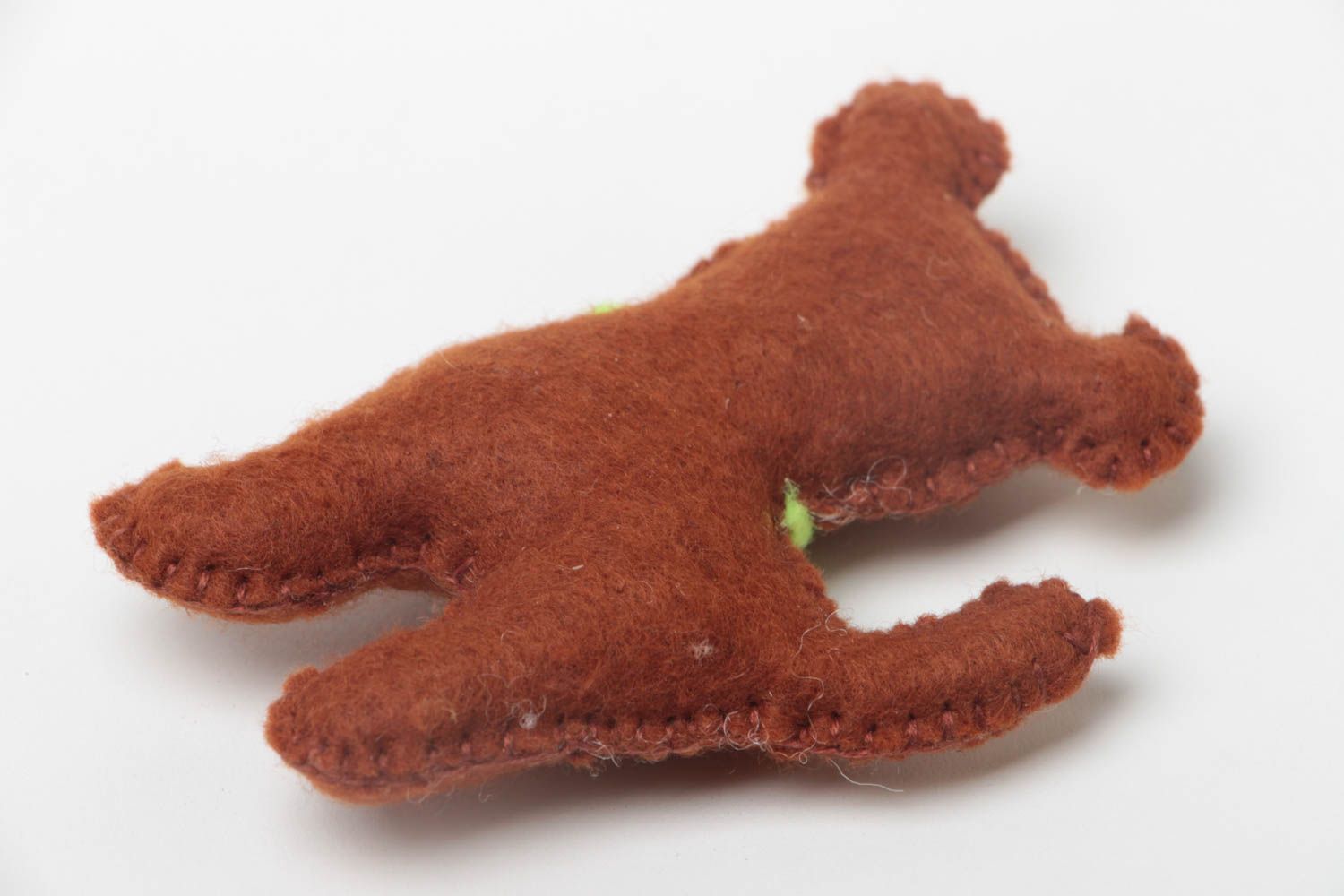 Petite peluche en feutre faite main brune originale en forme de chien cadeau photo 4