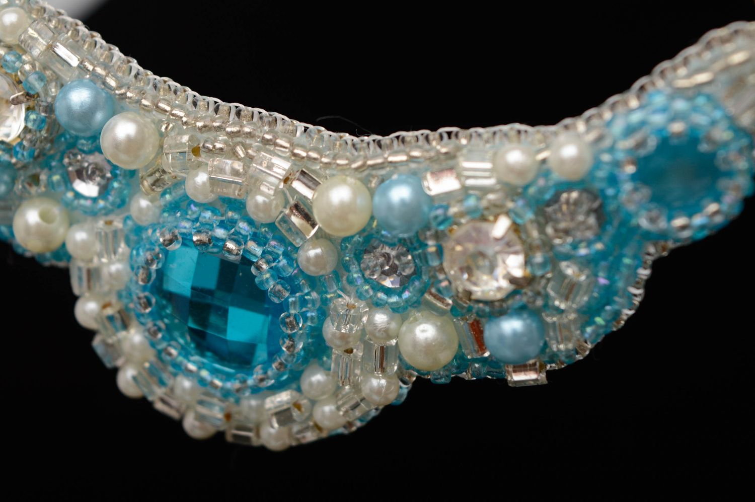 Handmade geflochtenes Collier aus Glasperlen in Weiß und Blau foto 4