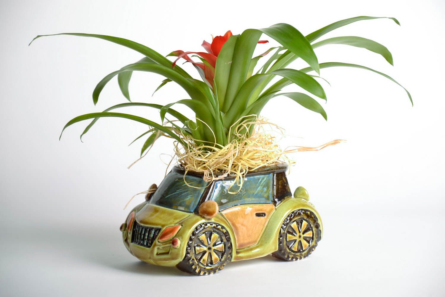 Pot à fleurs réalisé en forme de voiture photo 1