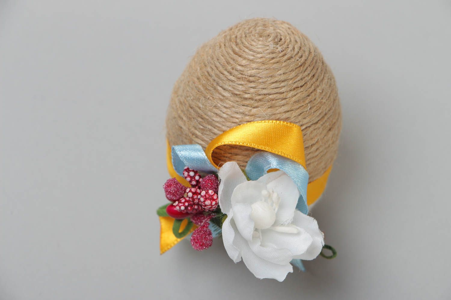 Œuf de Pâques avec fils et fleurs artificielles fait main petite décoration photo 3