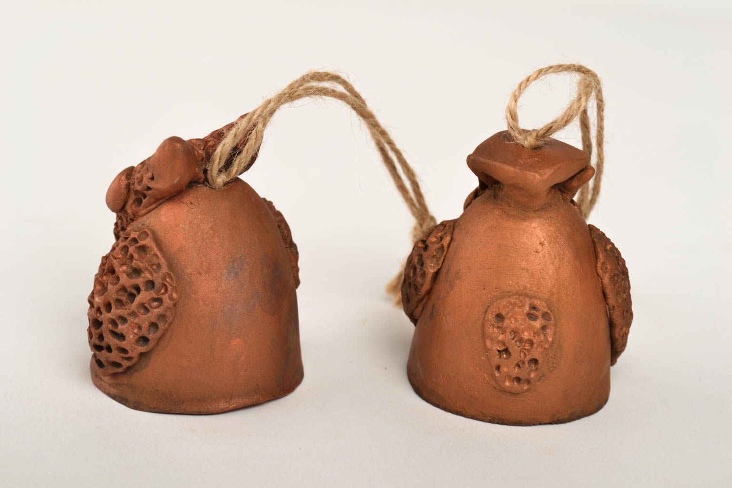 Колокольчики из глины фигурки ручной работы совы глиняные сувениры с шнурочками фото 4