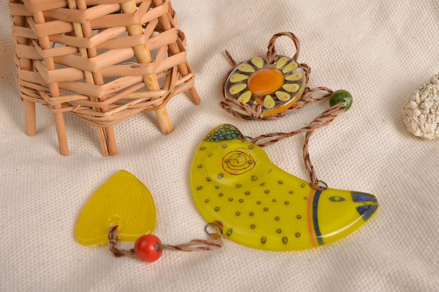 Petite décoration à suspendre en verre fusing faite main originale oiseau jaune  photo 1