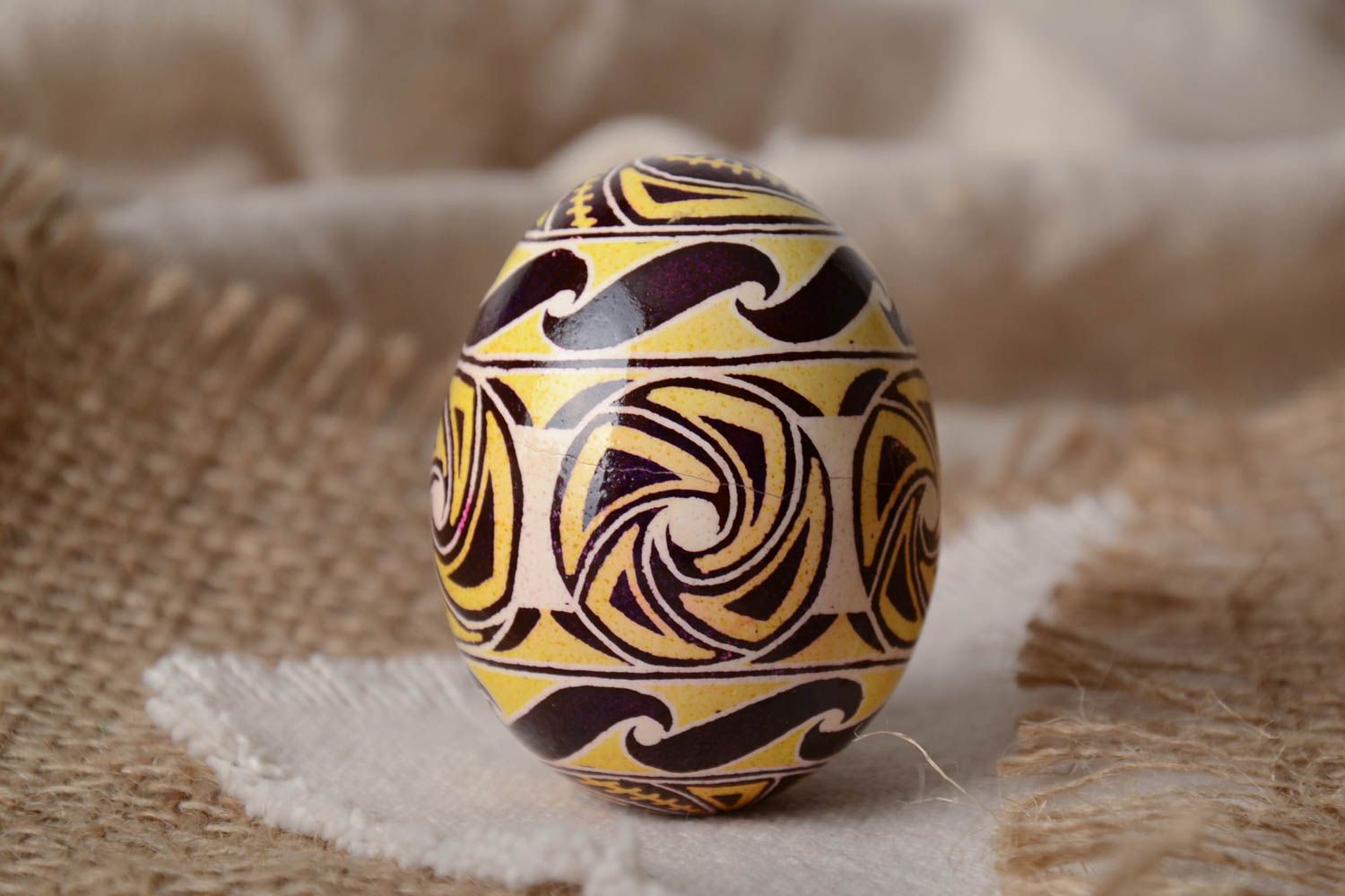 Huevo de Pascua pintado en técnica de cera artesanal amarillo marrón foto 1
