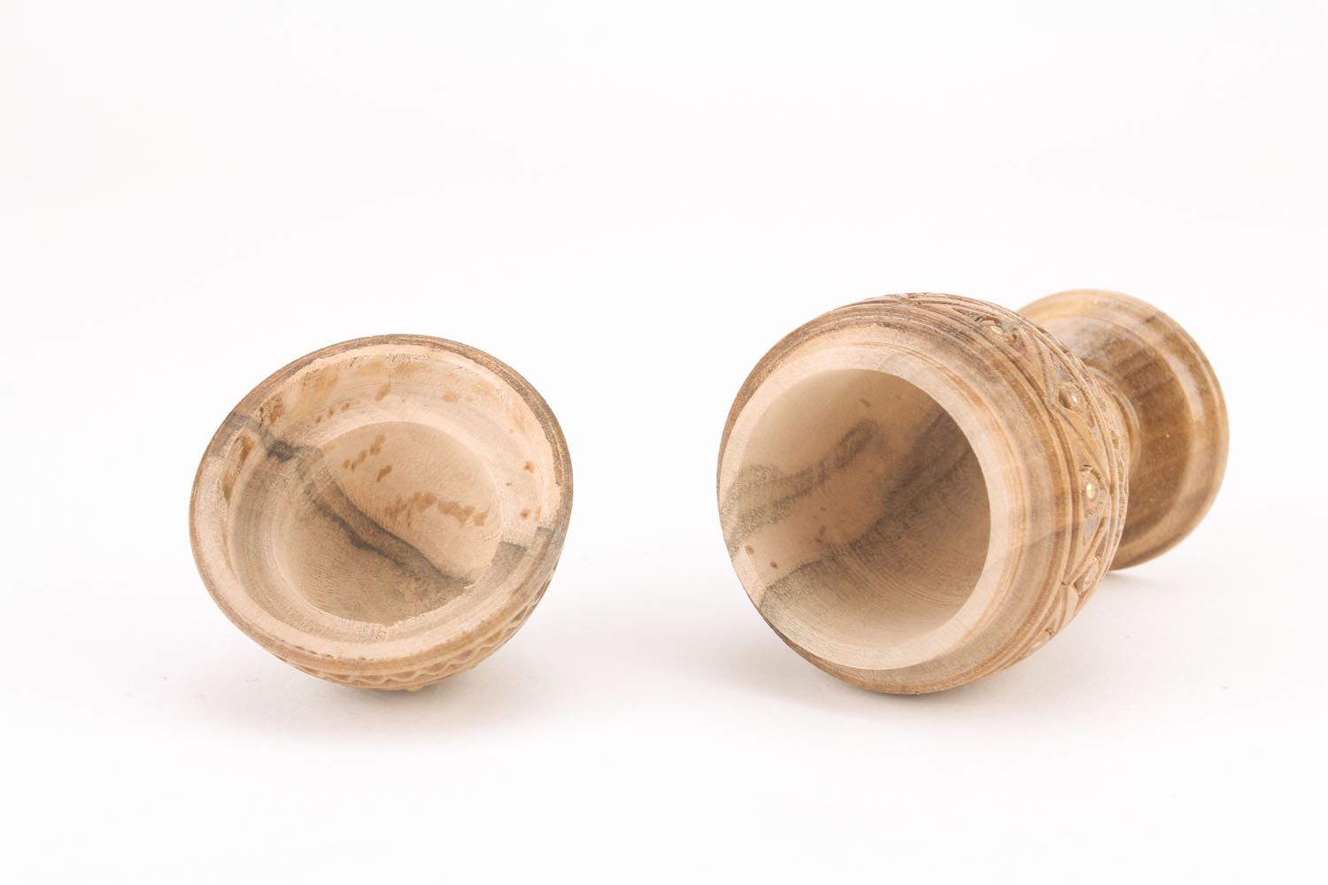Caixinha para jóias de madeira com entalhe artístico em forma do ovo foto 2