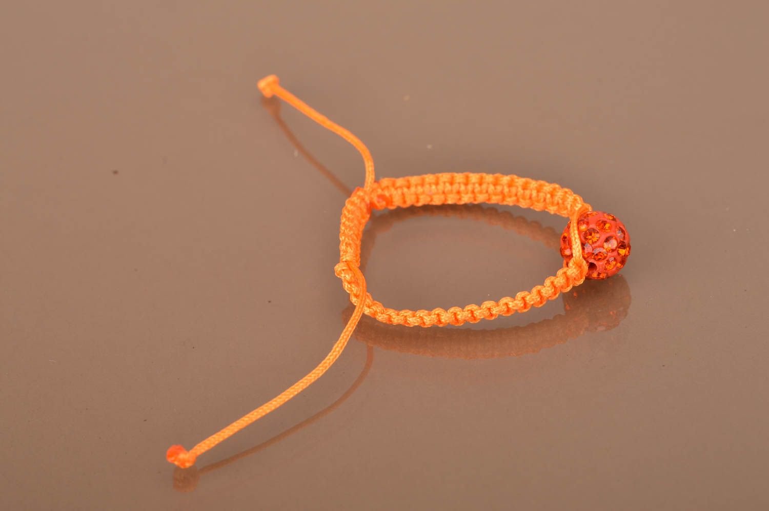 Оранжевый плетеный браслет с бусиной с регулируемым размером хенд мейд фото 5