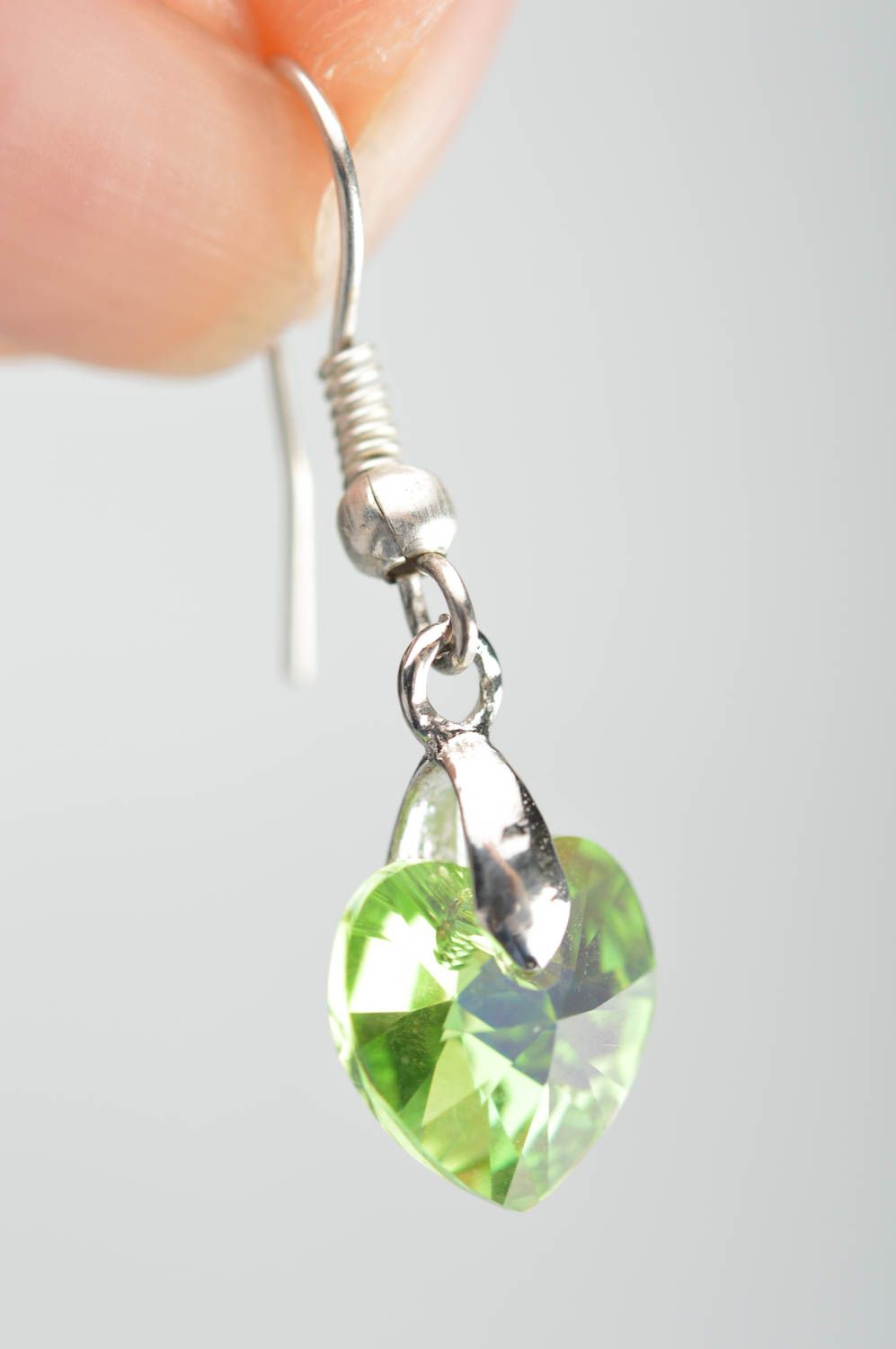 Серьги с авторскими кристаллами в виде маленьких зеленых сердечек ручной работы фото 3