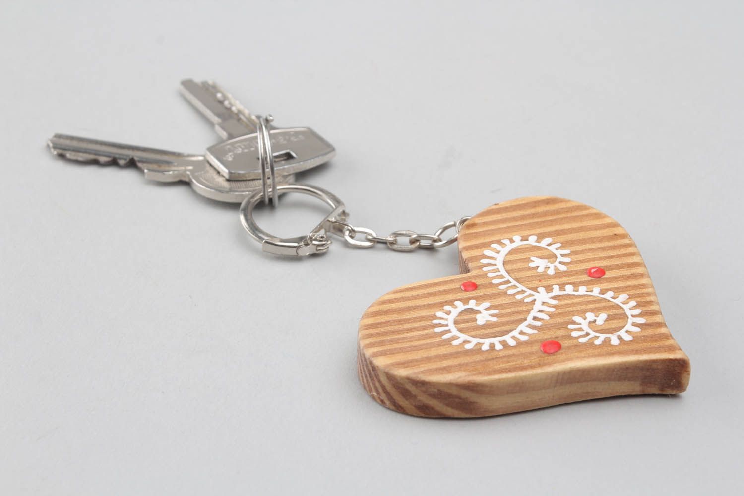 Chaveiro artesanal para chaves feito de madeira e pintado à mão na forma de coração foto 1