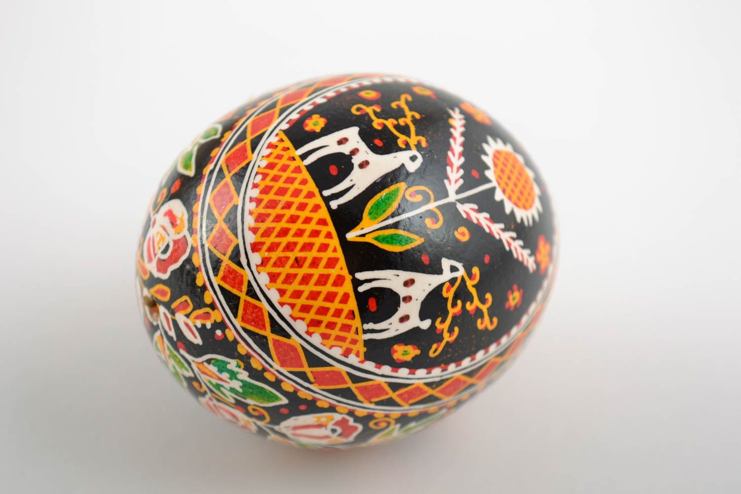 Красивое пасхальное яйцо расписанное акриловыми красками ручной работы авторское фото 3