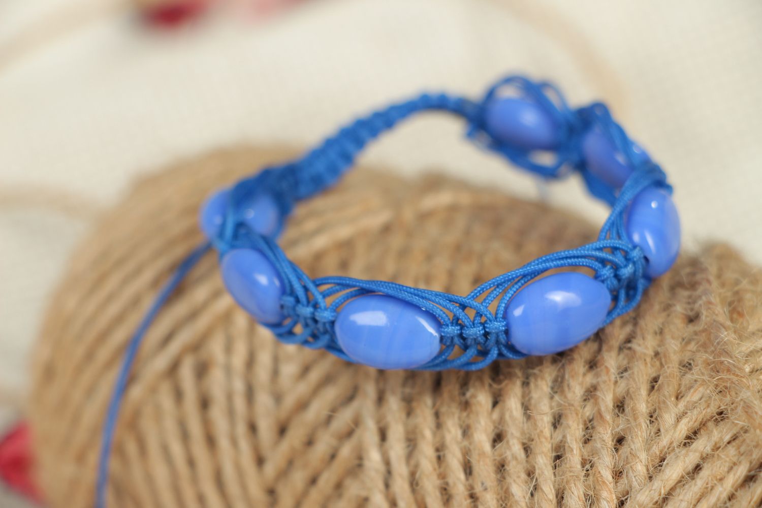 Плетеный браслет с бусинами голубой фото 4