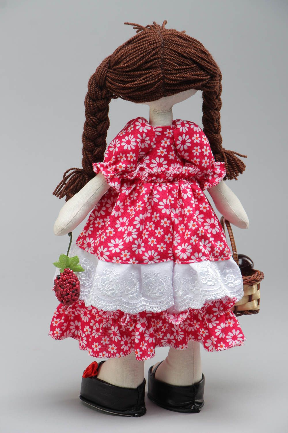 Текстильная кукла в красном платье ручной работы для девочки оригинальная мягкая фото 4