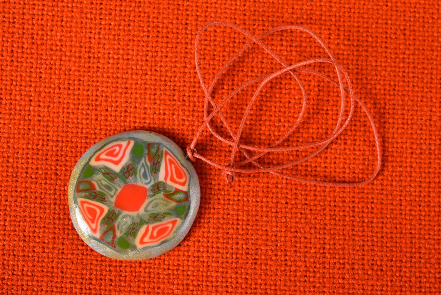 Pendentif rond Bijou fait main en argile polymère sur cordon Cadeau femme photo 1