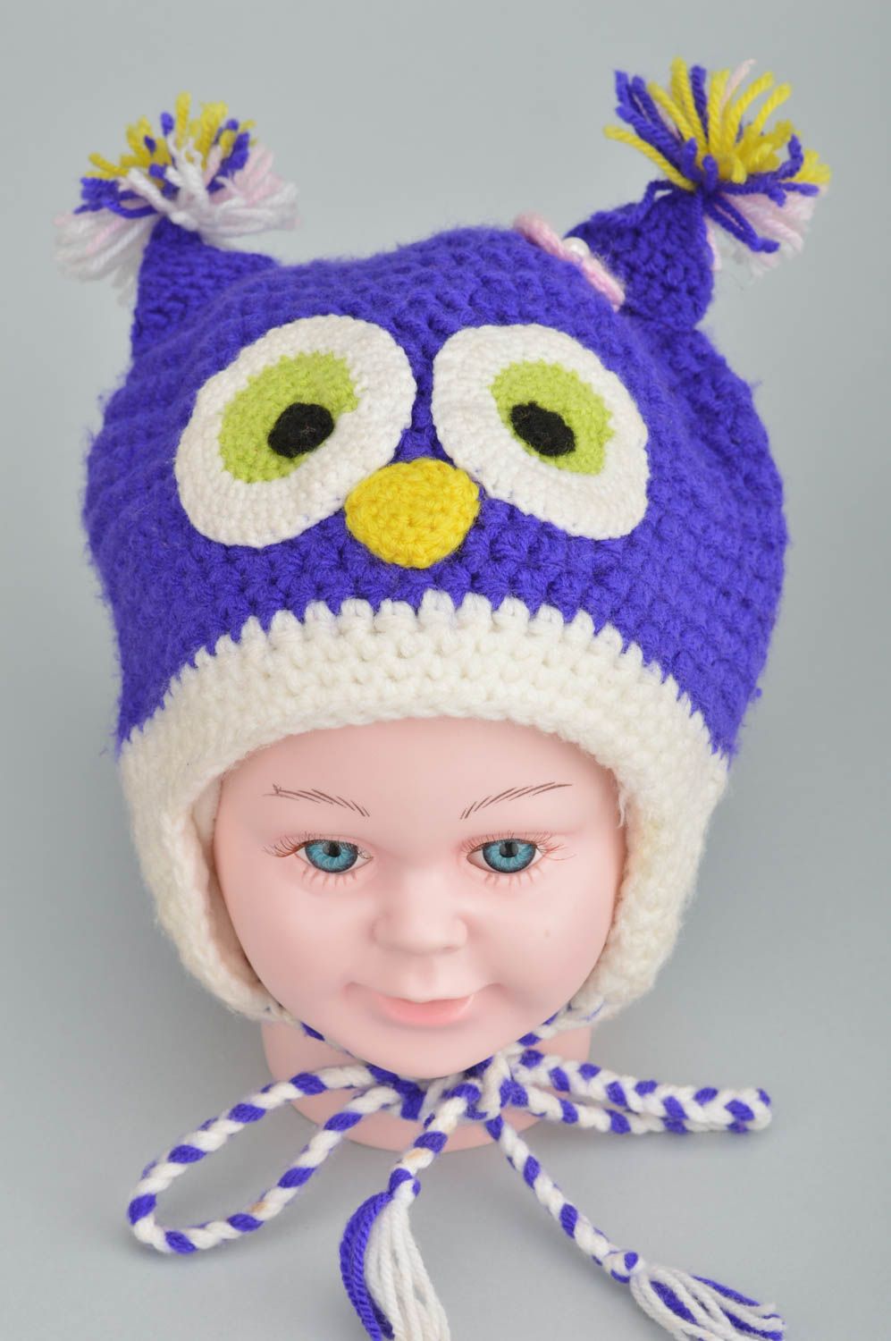 Яркая смешная шапка в виде совы связанная из натуральных нитей для ребенка фото 4