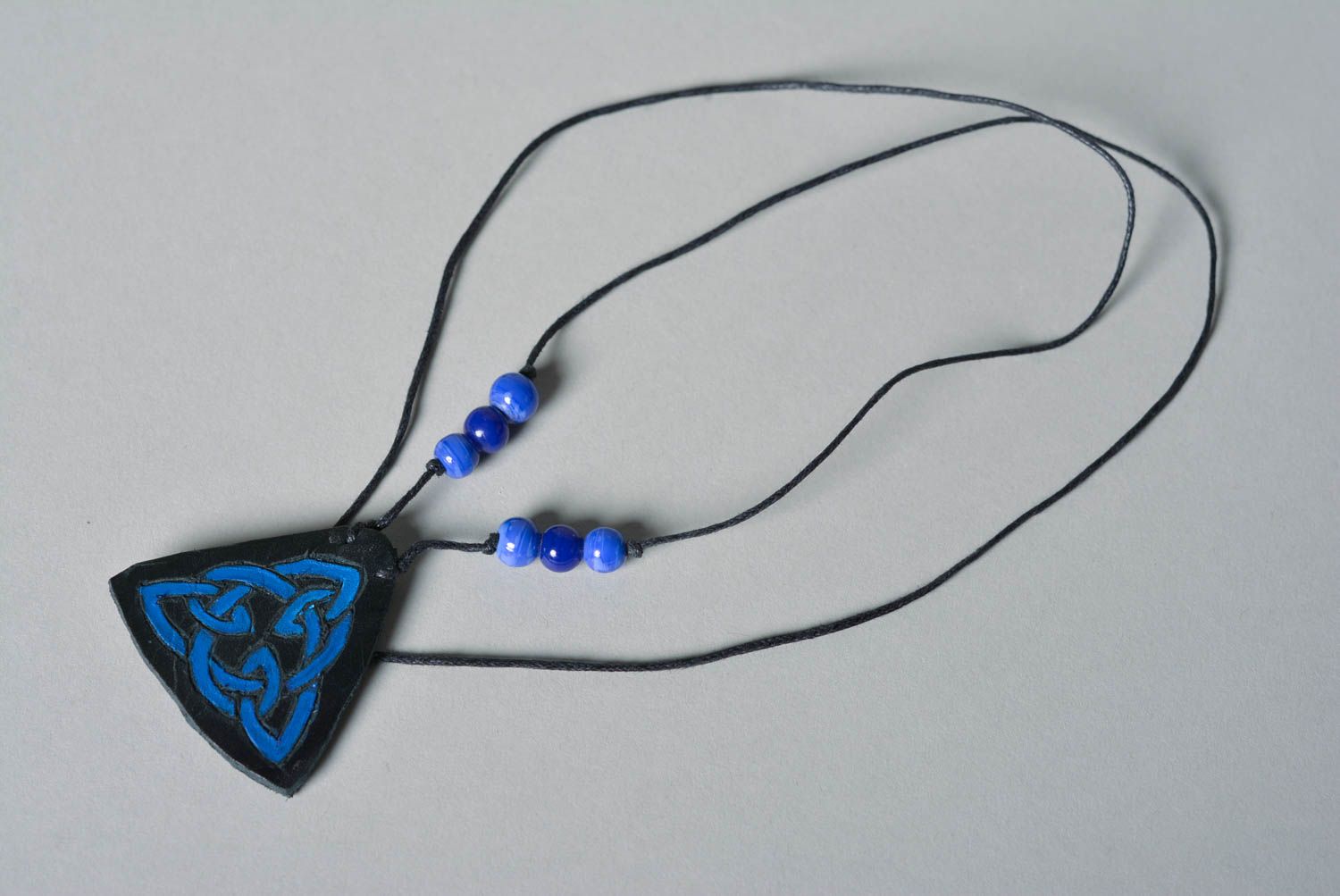 Pendentif triangle bleu Bijou fait main design original sur cordon Cadeau femme photo 3