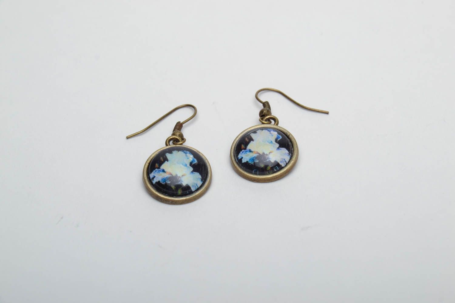 Round earrings coated with epoxy photo 2