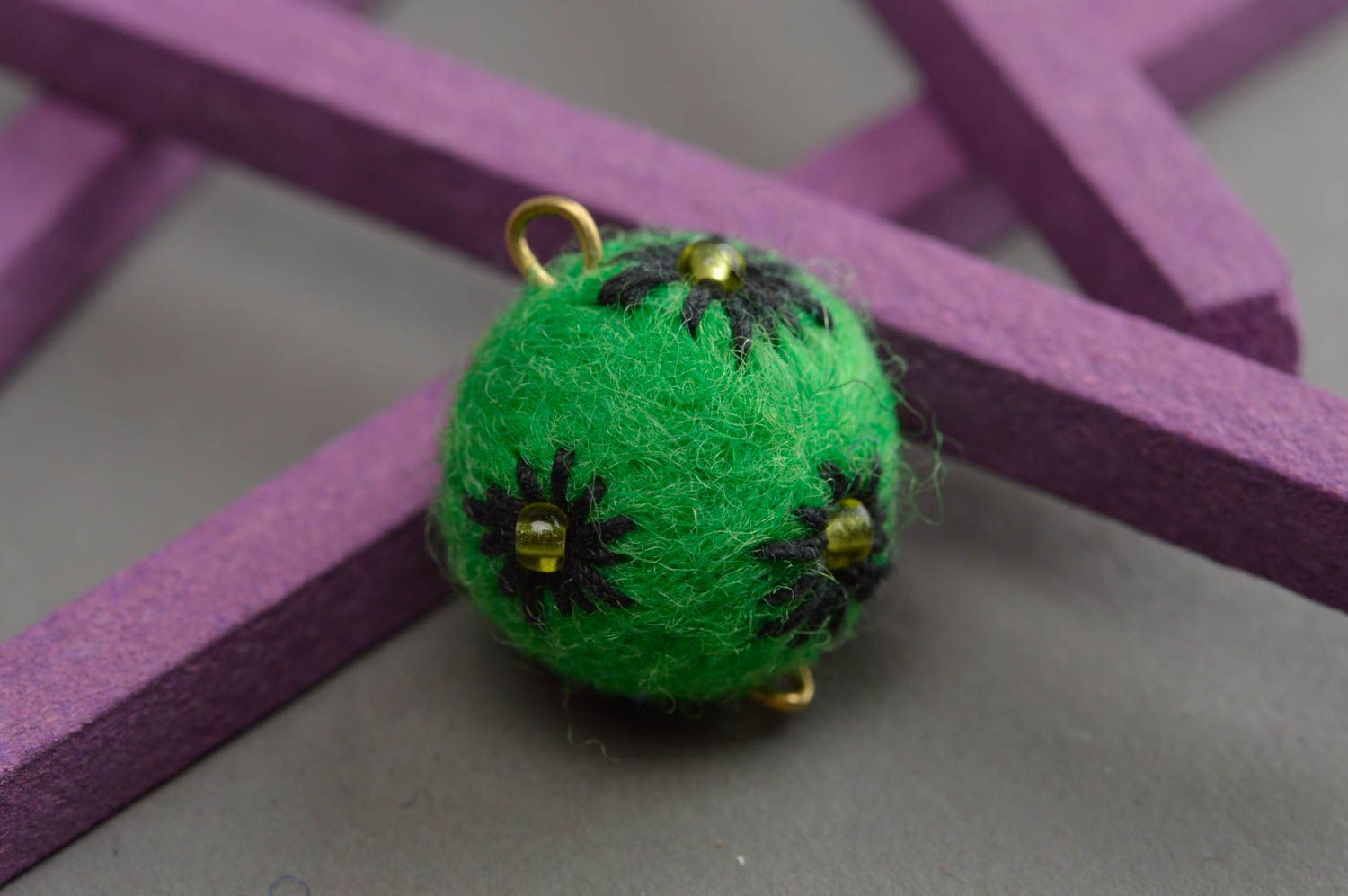 Pendentif boule vert sans chaîne fait main en laine technique de feutrage photo 3