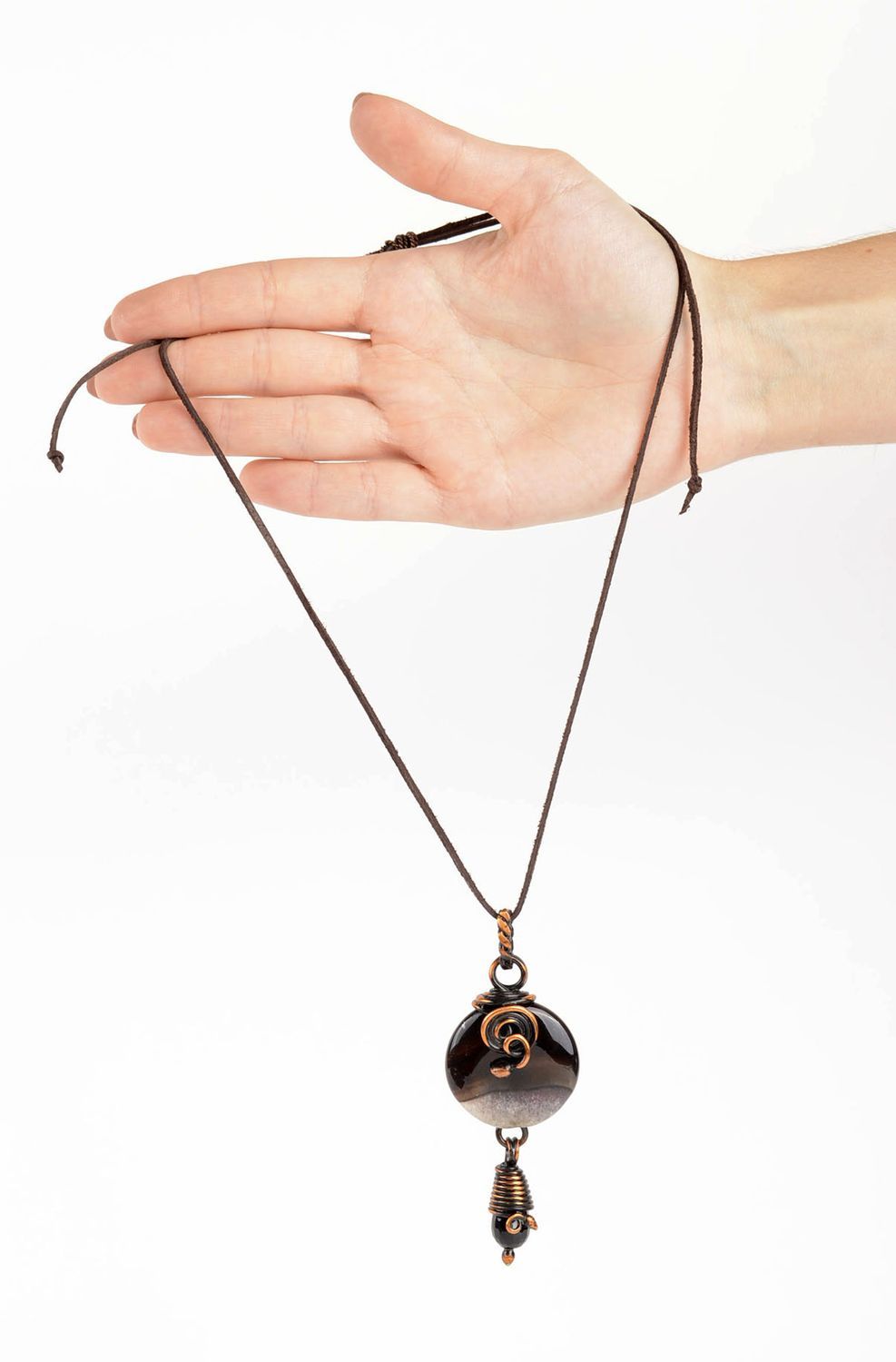 Pendentif design Bijou fait main en cuivre sur cordon de cuir Cadeau femme photo 4
