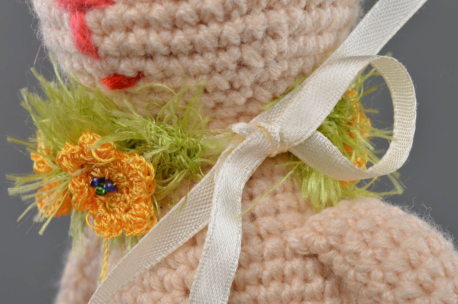 Jouet tricoté original fait main petit pour enfant en forme de lapin beige photo 2