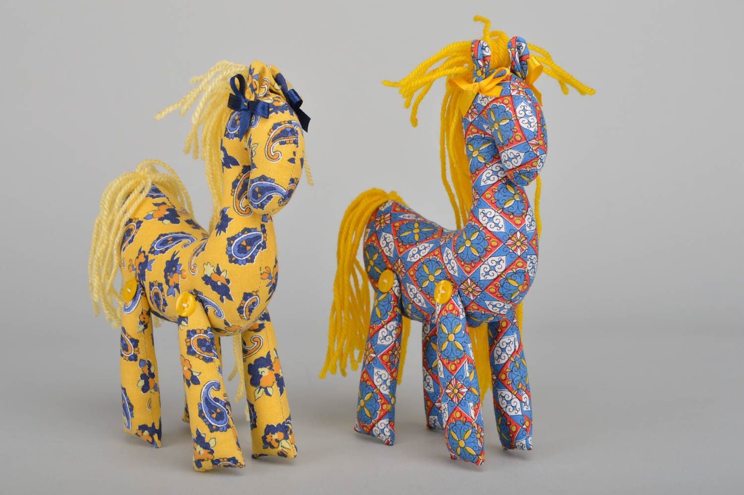 Набор тканевых игрушек лошадок 2 шт из хлопка ручной работы желтая и синяя фото 2