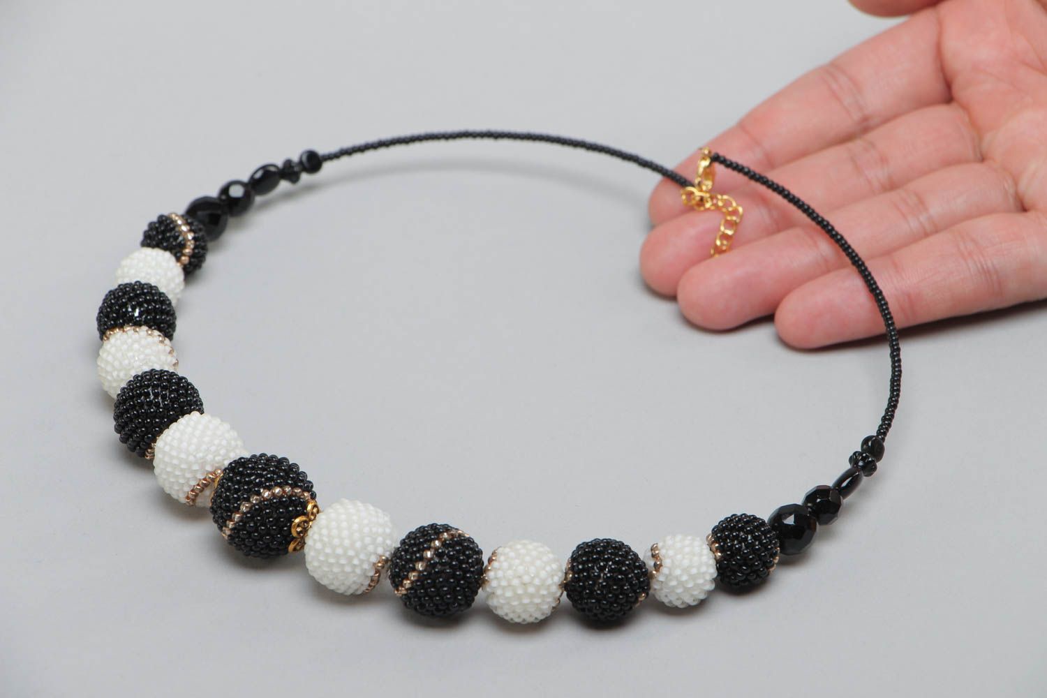 Schwarz weiße Halskette aus Perlen und Glasperlen für Damen handgemacht stilvoll foto 5