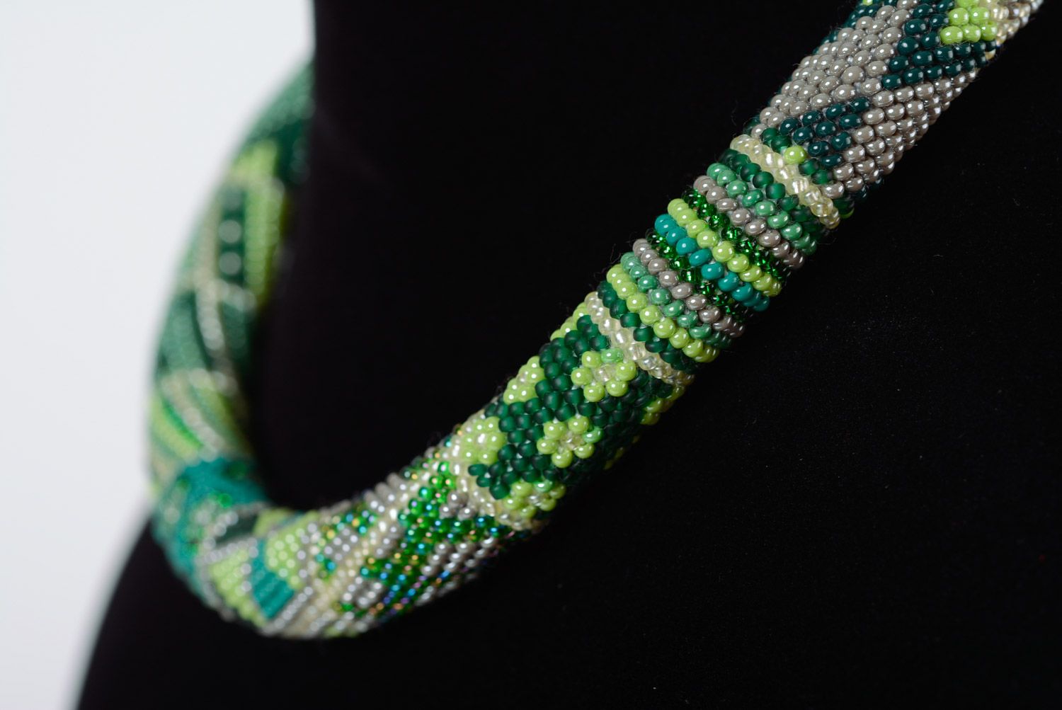 Collier spirale en perles de rocaille ornementé fait main vert photo 2