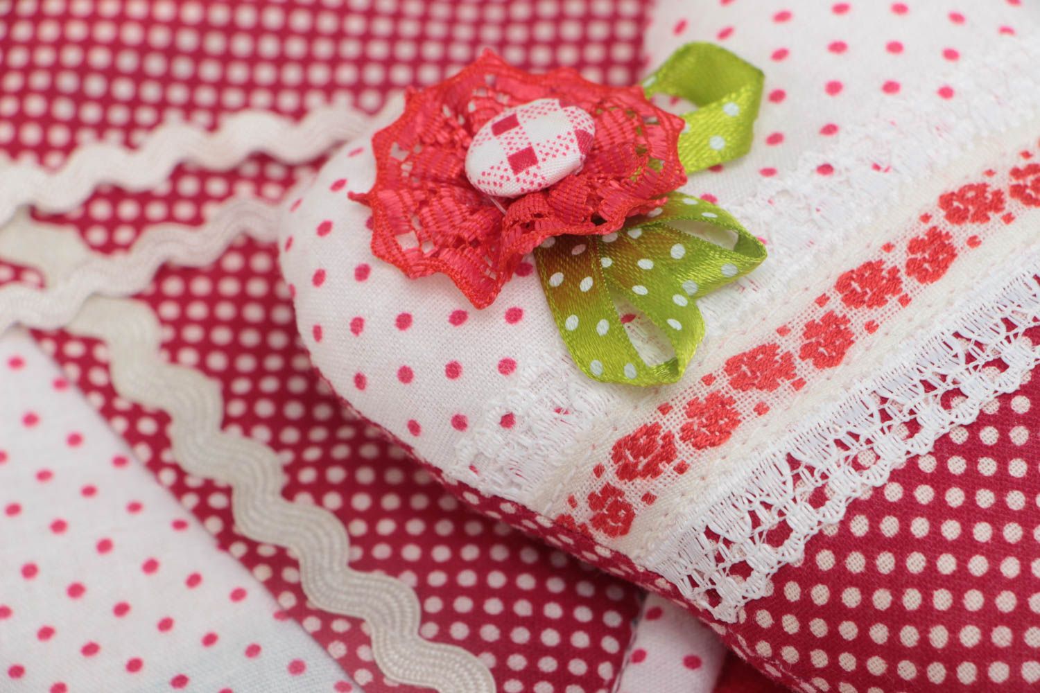 Maniques rouges à pois 2 pièces et coeur décoratif en coton faits main photo 3