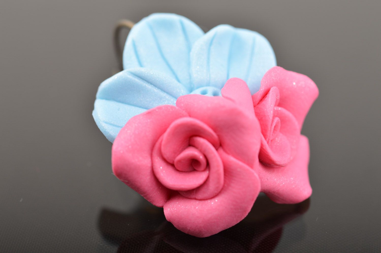 Серьги из полимерной глины с подвесками в виде цветов роз и васильков хэнд мэйд фото 3