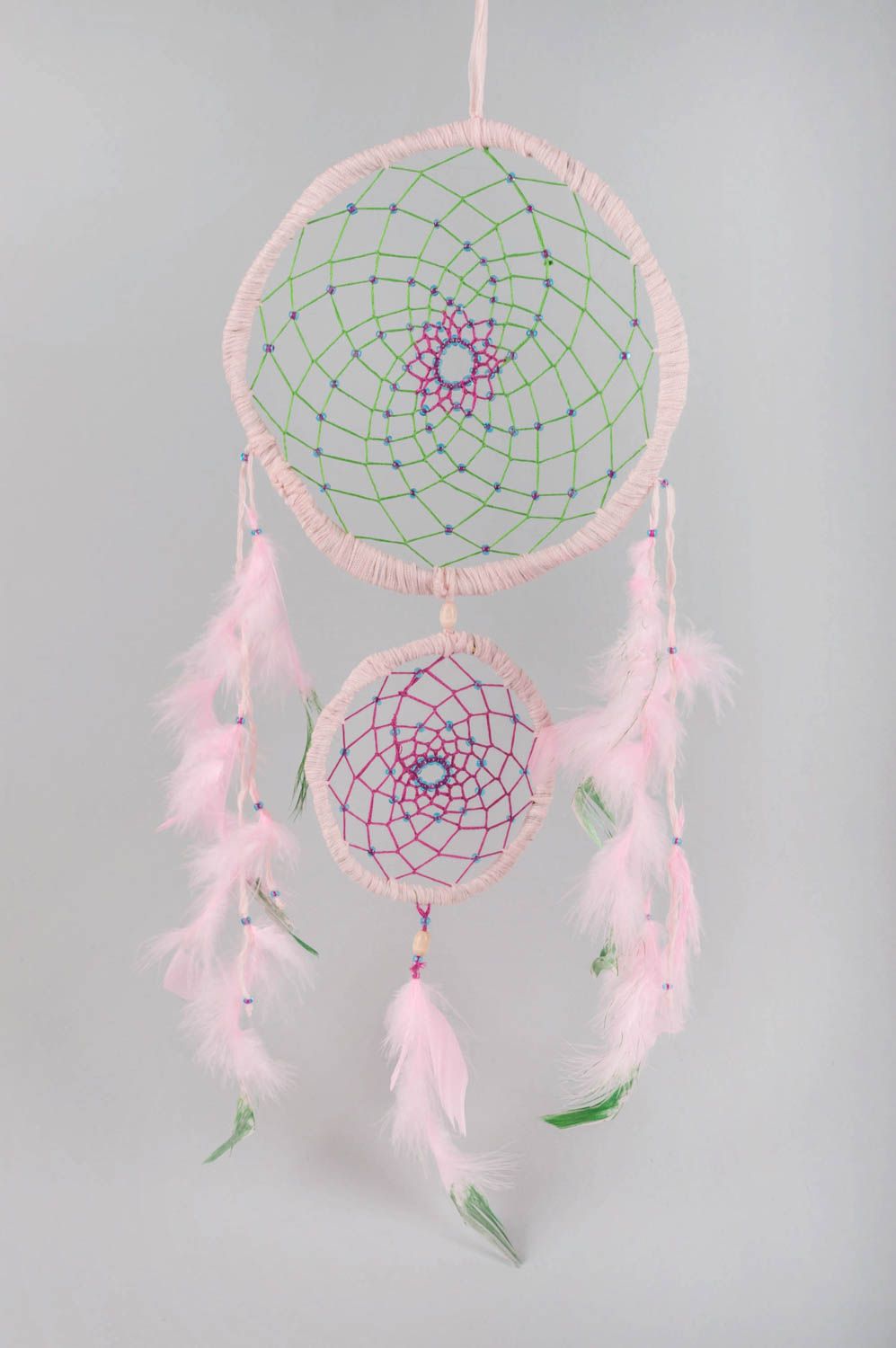 Светло розовый Ловец Снов интерьерная подвеска ручной работы двойной с перьями фото 1
