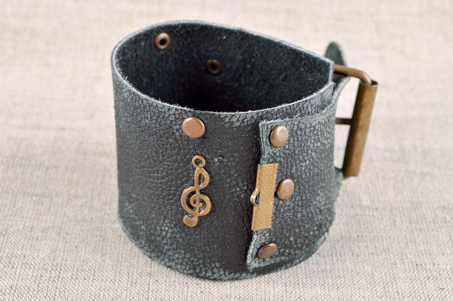 Bracelet large en cuir gris Bijou fait main avec clef de sol Cadeau pour femme photo 1