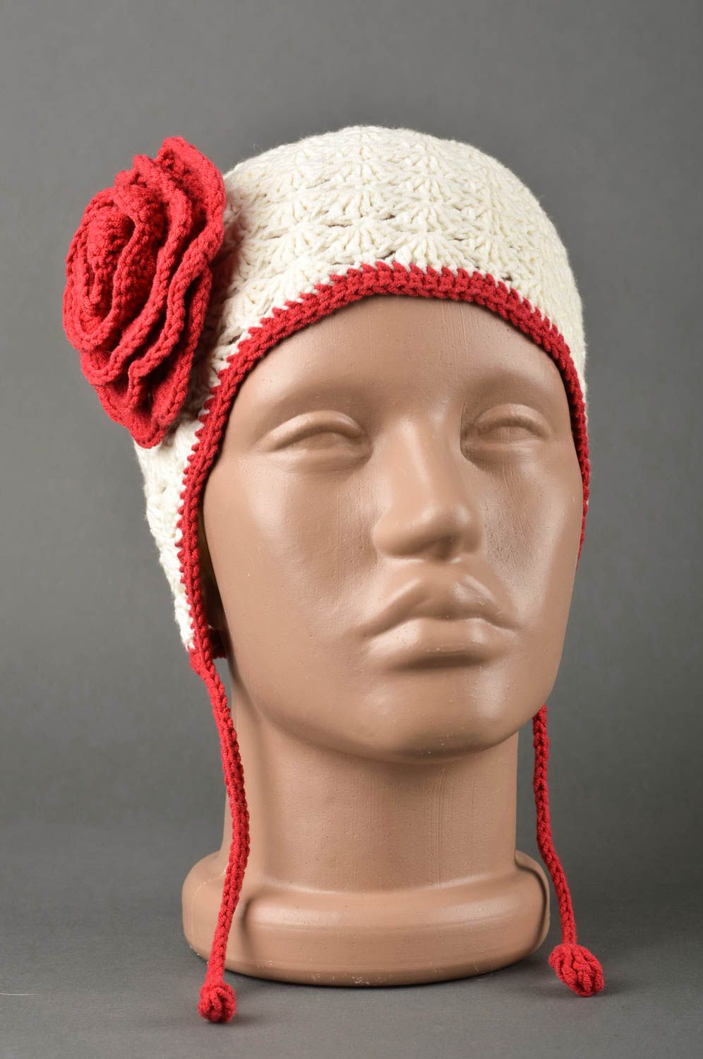 Cappello a uncinetto fatto a mano in lana splendido accessorio per bambina  foto 1