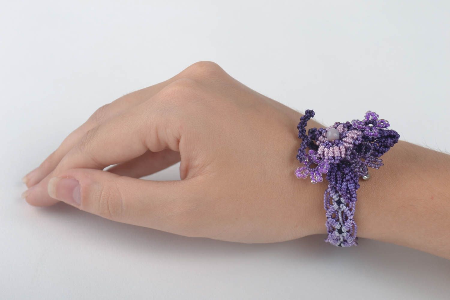 Bracelet design avec Broche textile faits main violets macramé Cadeau femme photo 5
