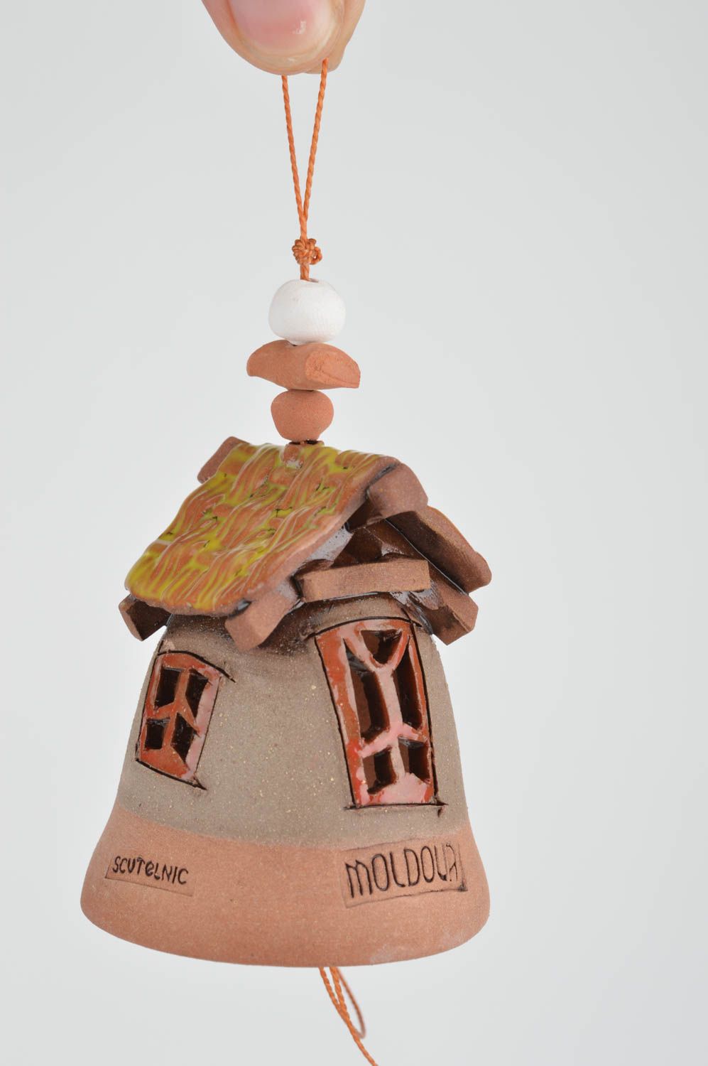 Cloche décorative à suspendre en forme de maisonnette en argile fait main photo 3
