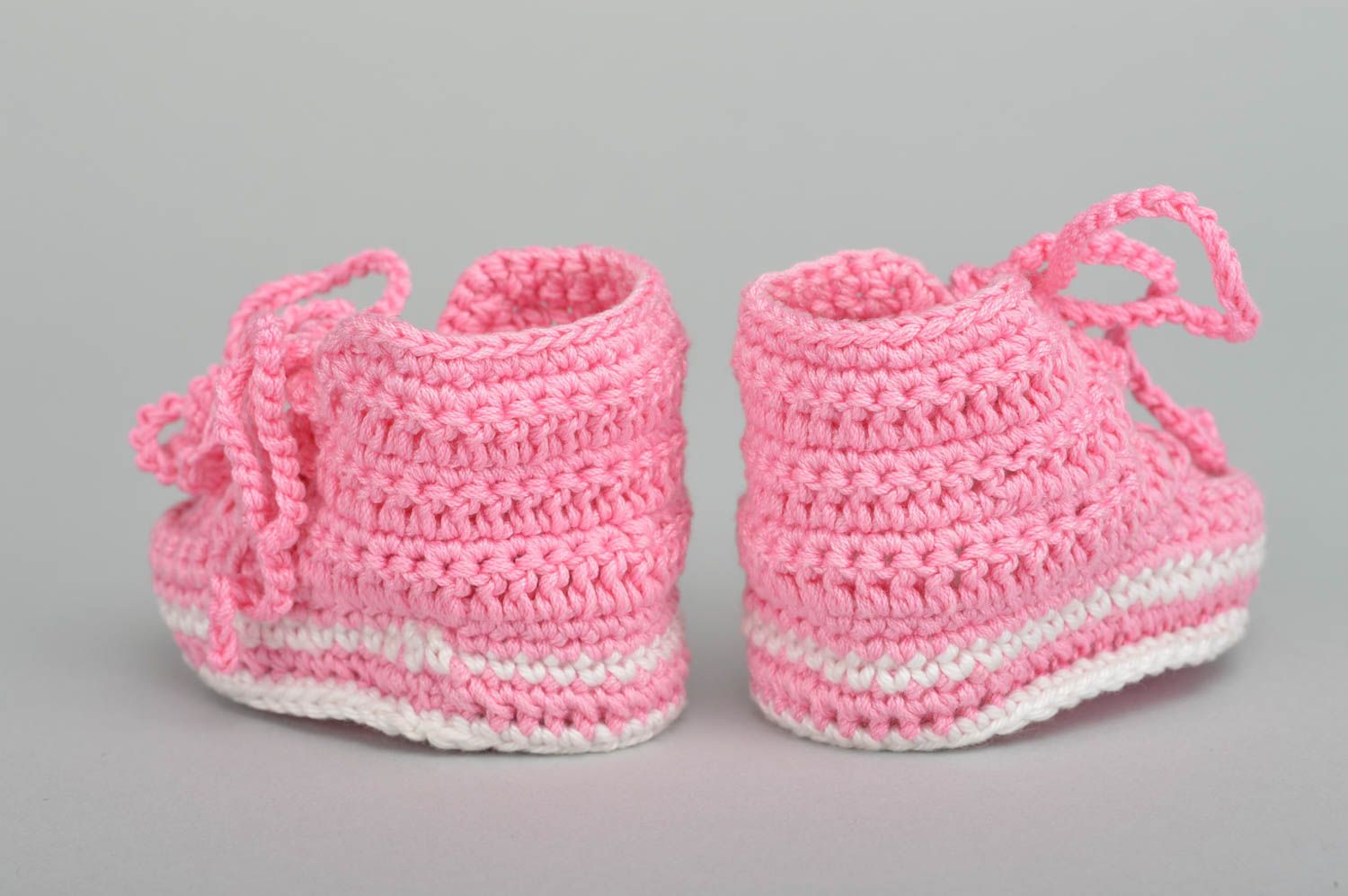Handgefertigte Schuhe stilvolle gehäkelte Babyschuhe Geschenk für Kleinkinder foto 4