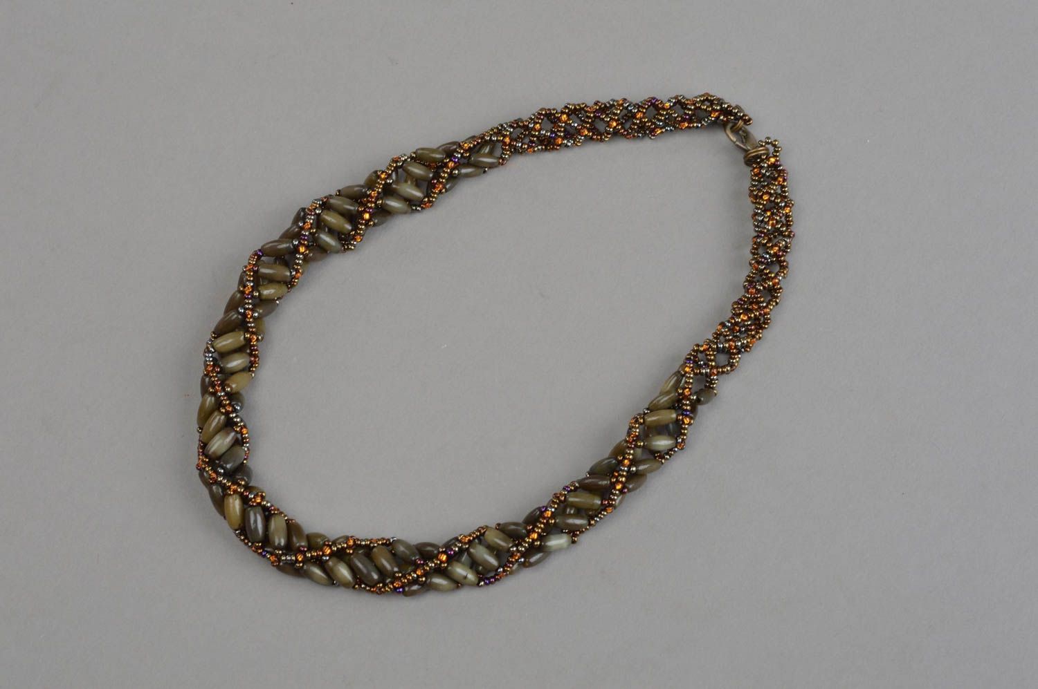 Оригинальное женское ожерелье из бисера и кошачьего камня ручной работы Хаки фото 4