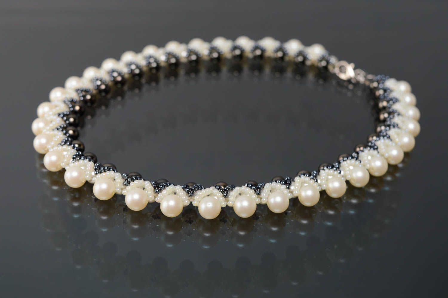 Beaded necklace with artificial pearls photo 1