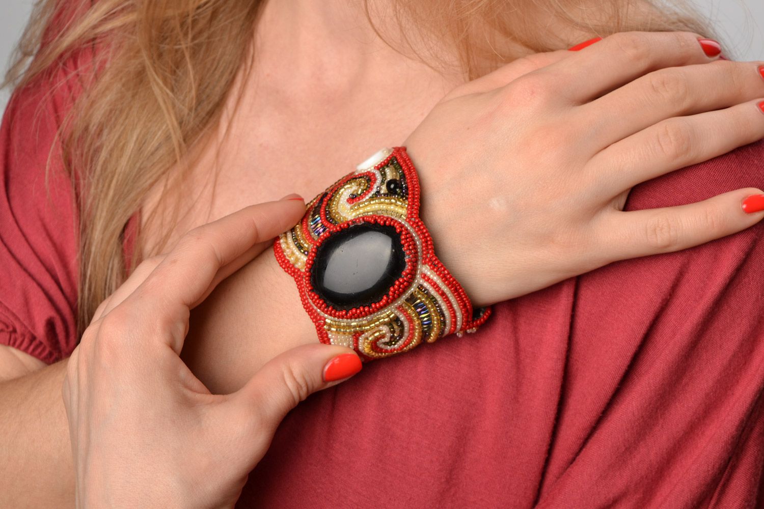 Handgemachtes rotes Armband mit Cabochon Glasperlen Steinen Geschenk für Frauen foto 1