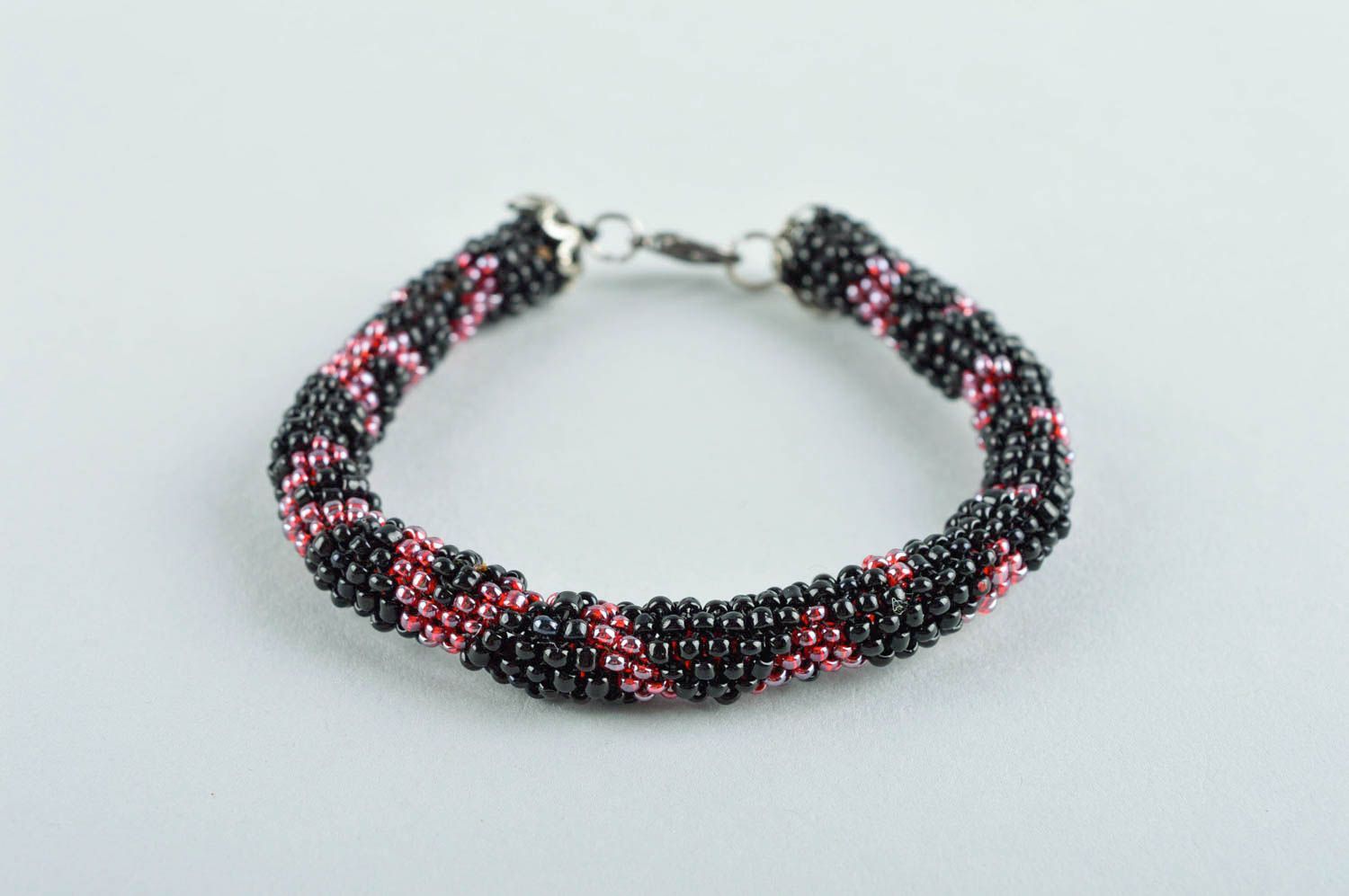 Bracelet tissé perles de rocaille Bijou fait main noir-rouge Cadeau femme photo 2