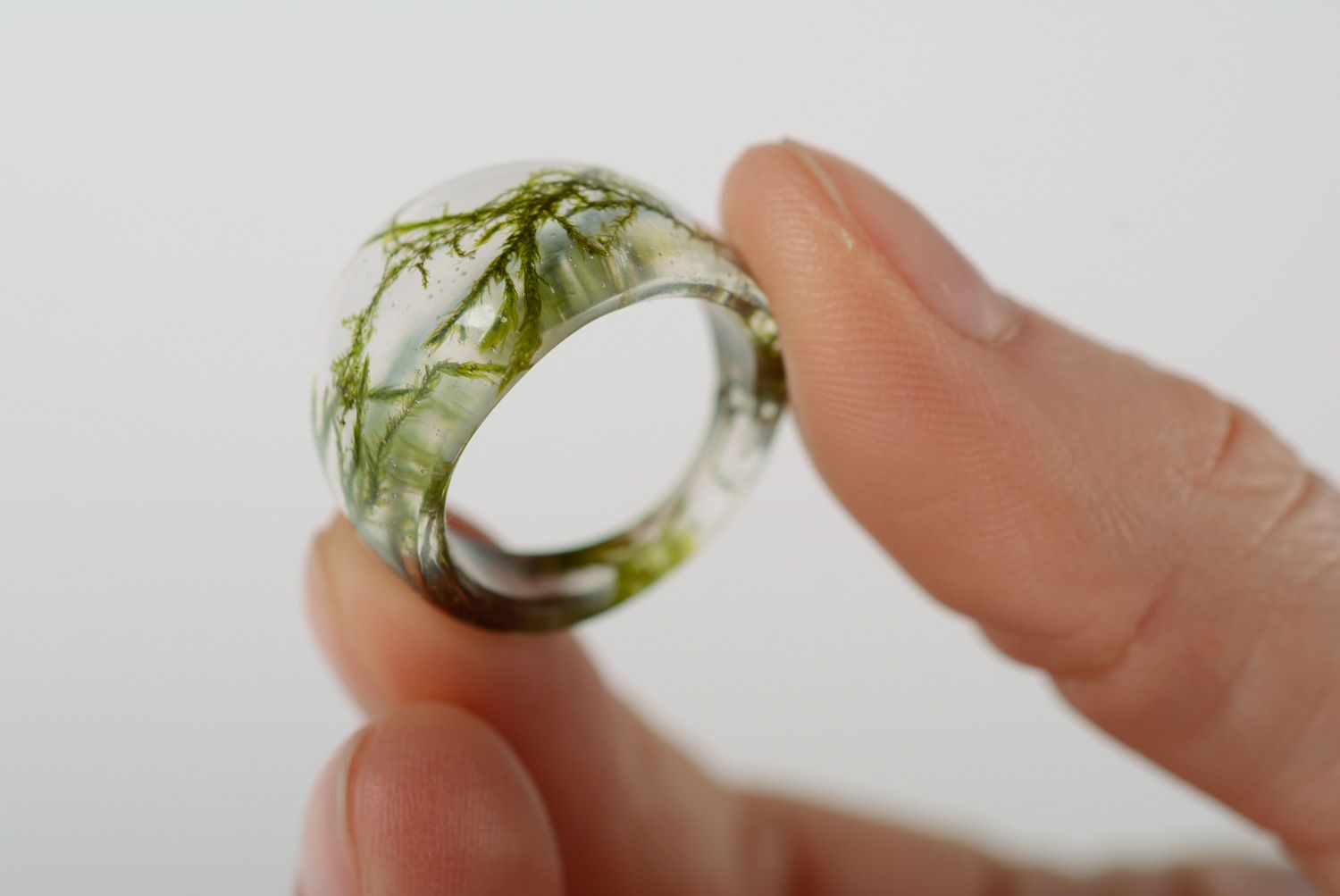 Перстень из эпоксидной смолы с мхом крупный прозрачный фото 2