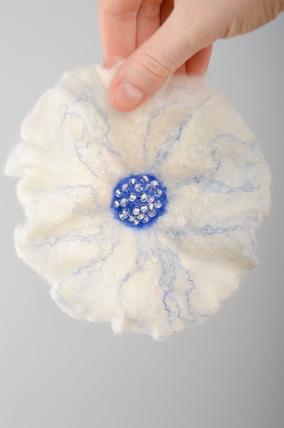 Broche en laine faite main technique de feutrage Fleur blanche photo 3