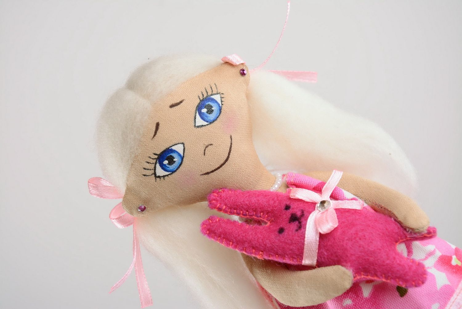 Suspension décorative poupée en rose avec lièvre  photo 5