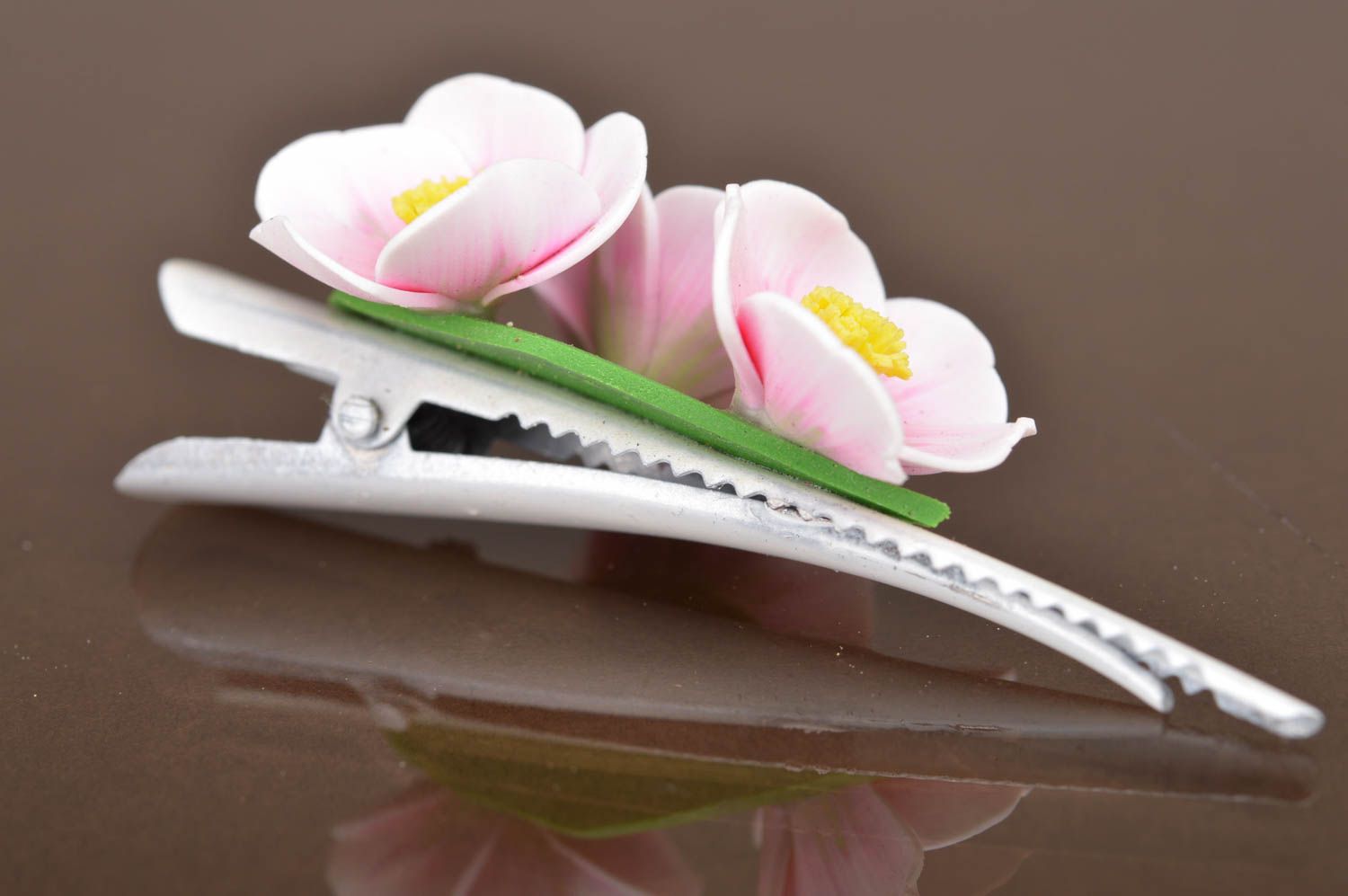 Pince à cheveux fleurs en pâte polymère blanc rose faite main élégante jolie photo 5