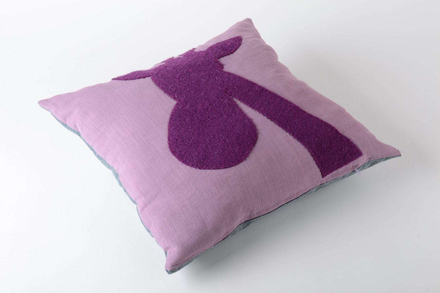 Сиреневая диванная подушка с аппликацией на молнии ручной работы детскя фото 2