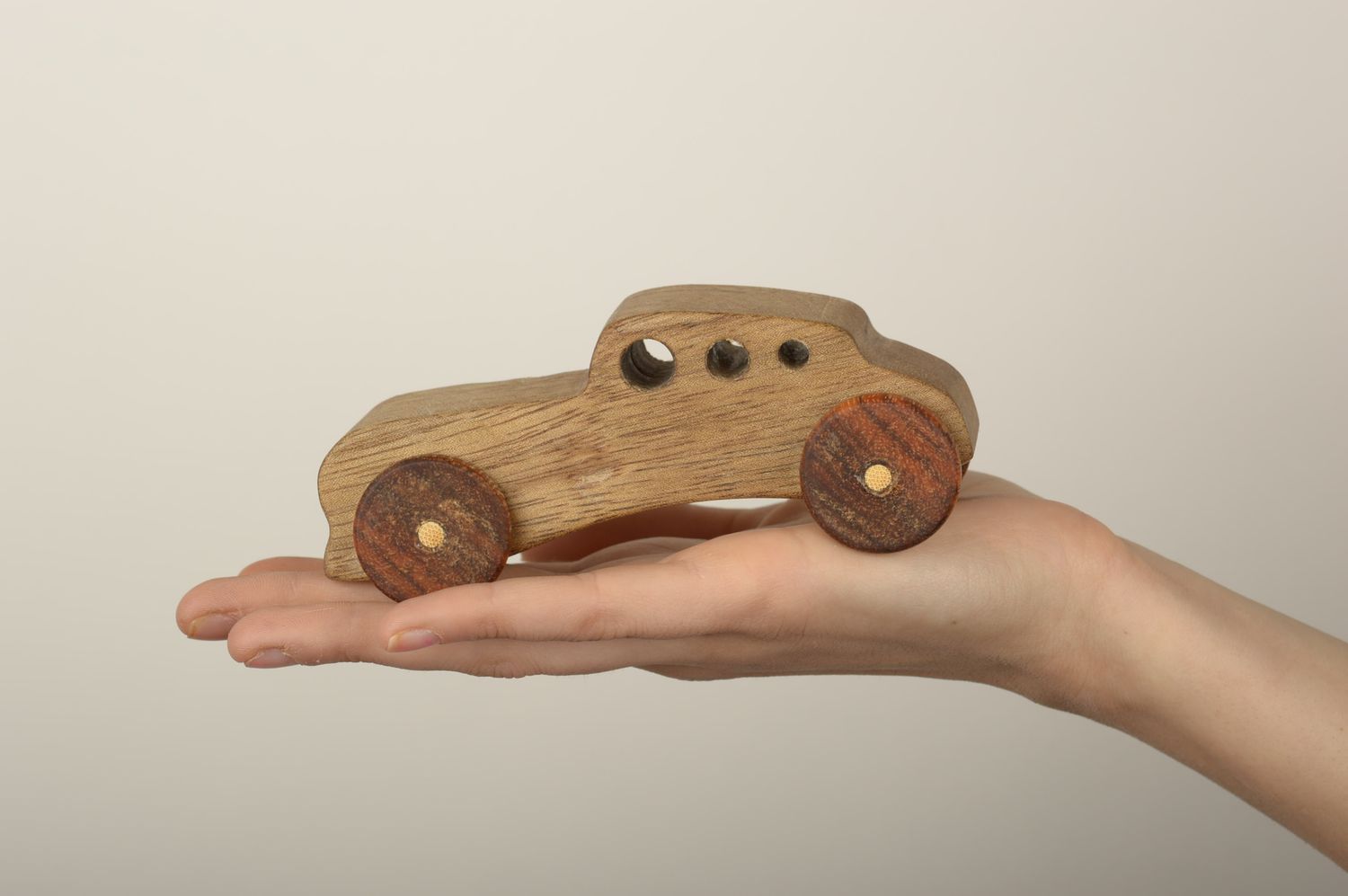 Jouet voiture en bois fait main insolite écologique Cadeau pour enfant photo 1