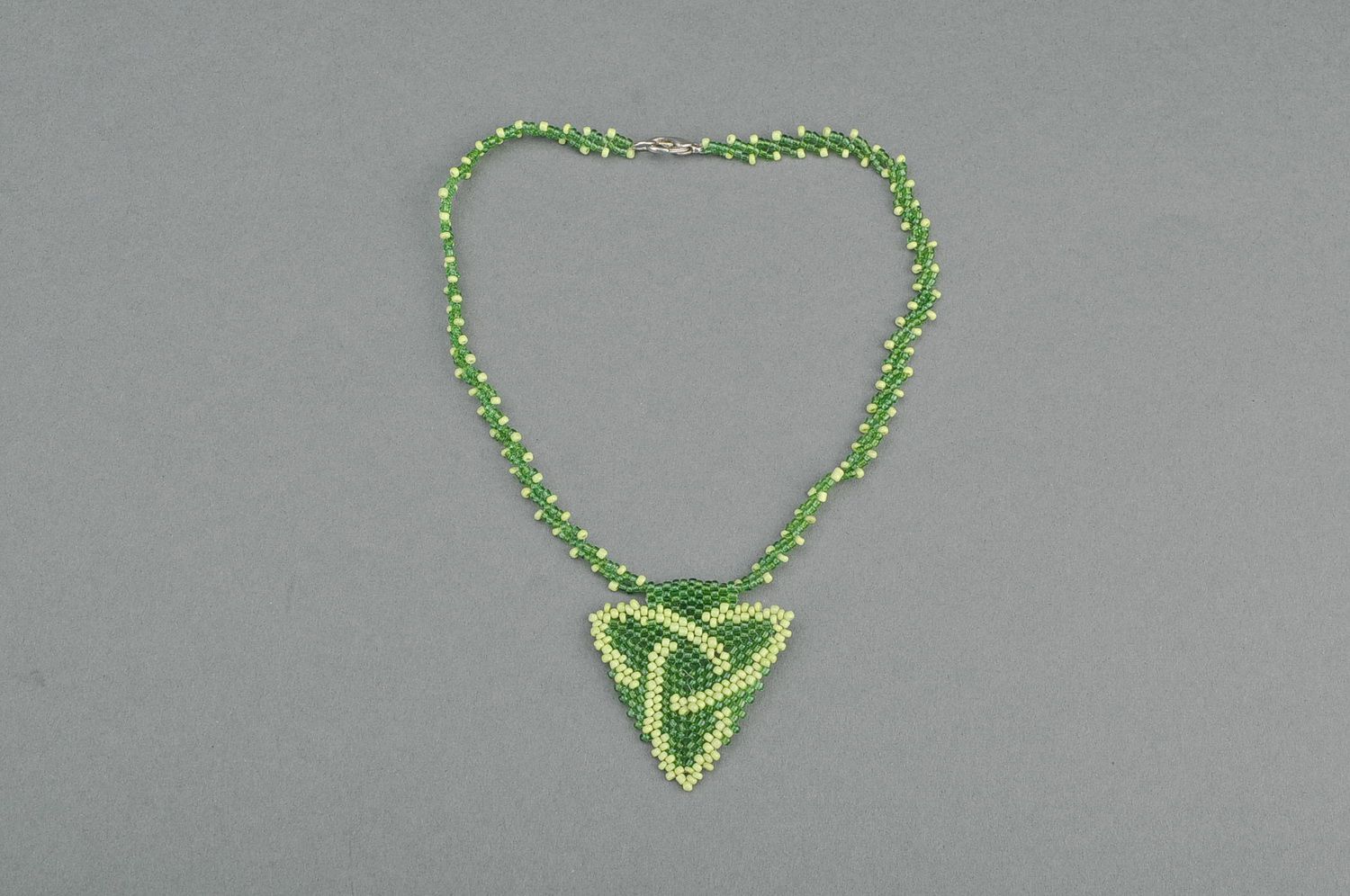 Collier en perles de rocailles Nœud celtique vert photo 3