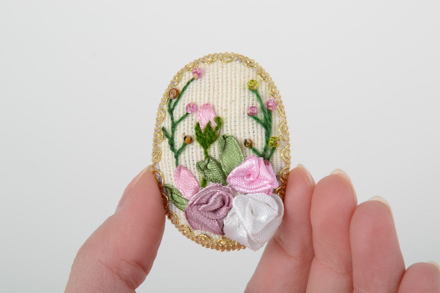 Petite broche en tissu claire brodée au ruban faite main originale avec fleurs photo 5