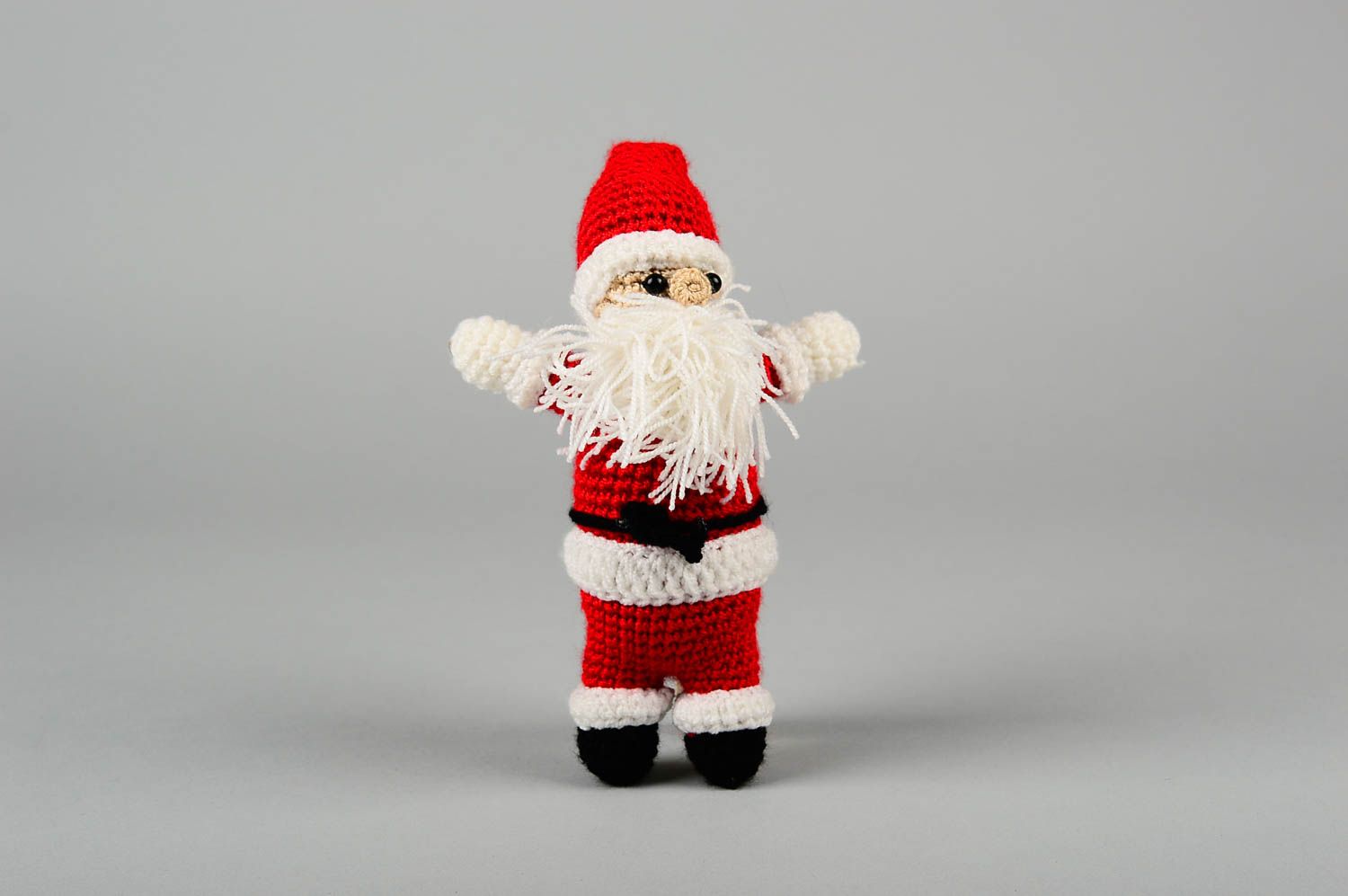 Мягкая игрушка ручной работы детская игрушка крючком красивая игрушка Дед Мороз фото 1